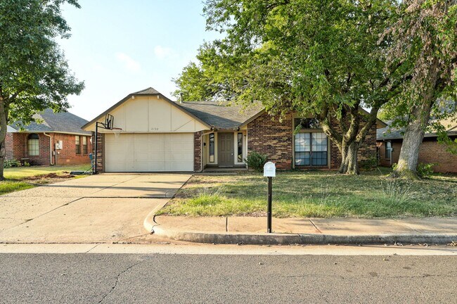 Building Photo - Charming Traditional House near Downtown E...
