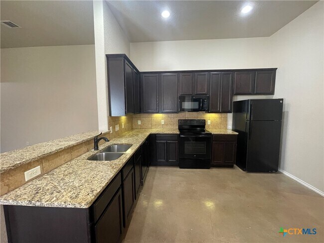 Foto del edificio - 758 Saengerhalle Rd