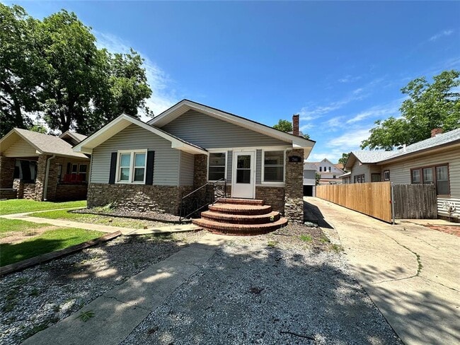 Building Photo - 746 S Jenkins Ave