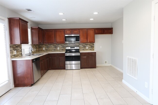 Building Photo - 13518 Sherman Oaks Dr