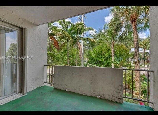 Building Photo - 6904 N Kendall Dr