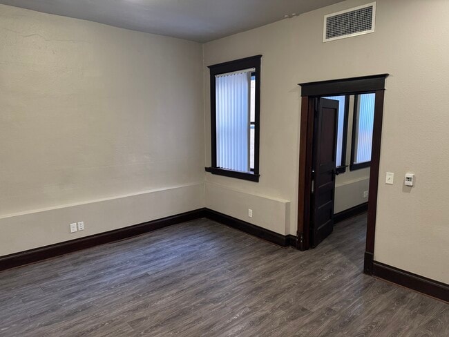 Building Photo - Western Building