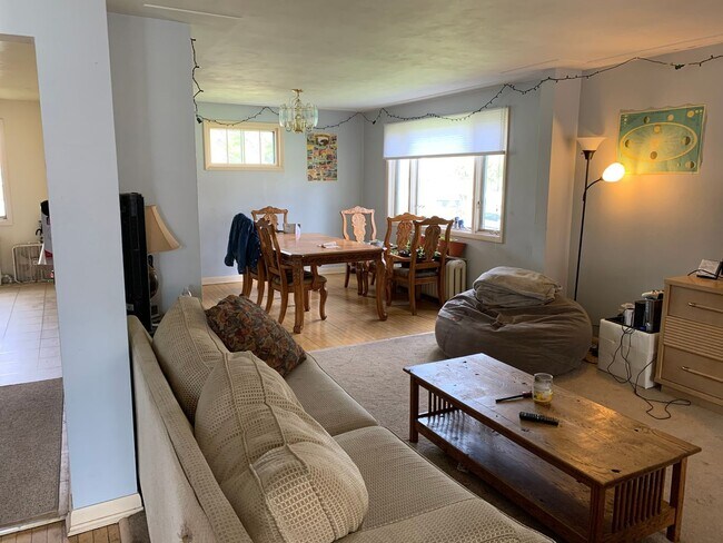 Building Photo - AVAILABLE JUNE - Spacious 4 Bed 2 Bath Hom...