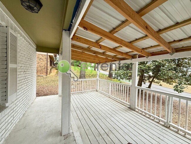 Foto del edificio - 1300 Highcrest Dr