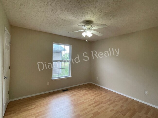 Building Photo - 3 Bedroom Duplex Available!