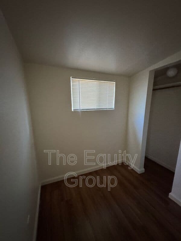 Building Photo - 449 W Maple St