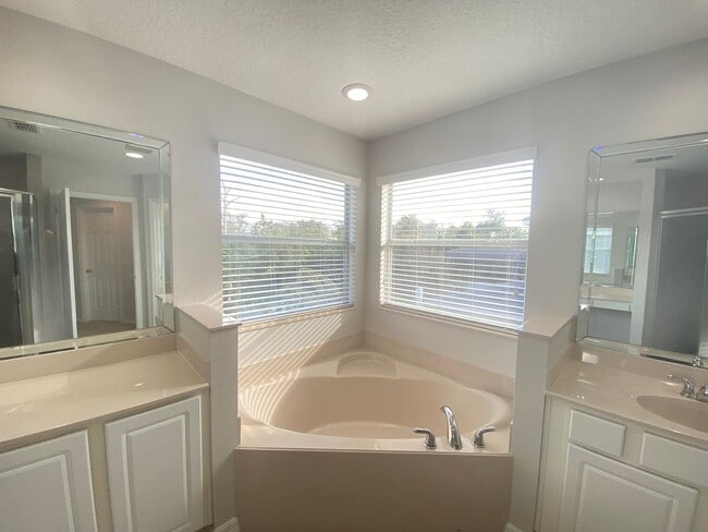 Building Photo - 5 Bedroom / 3 Bath Home in Cypress Lake, A...