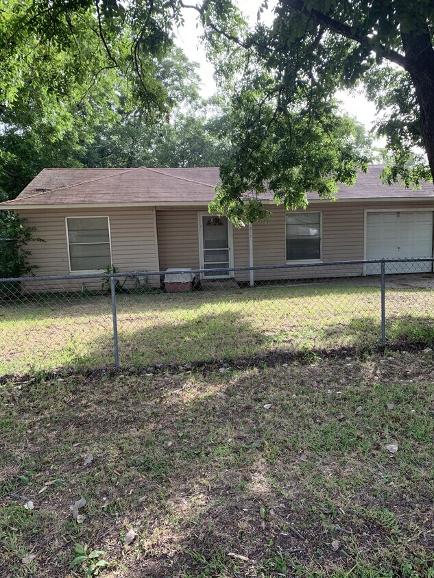 Primary Photo - 211 Park-Way St