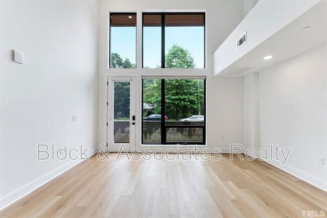 Foto del edificio - 615 Daniels St