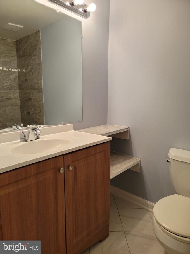 Building Photo - 3301 Hewitt Ave