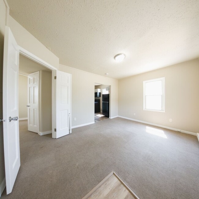 Building Photo - Updated 2 bedroom 1 bathroom home