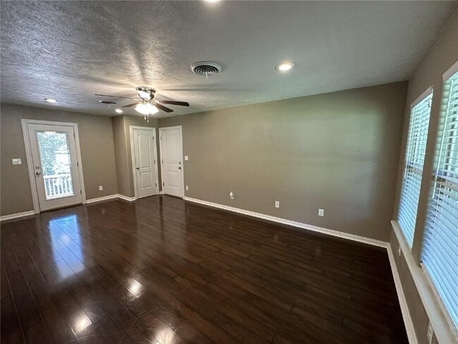 Building Photo - 35 Gore Ln