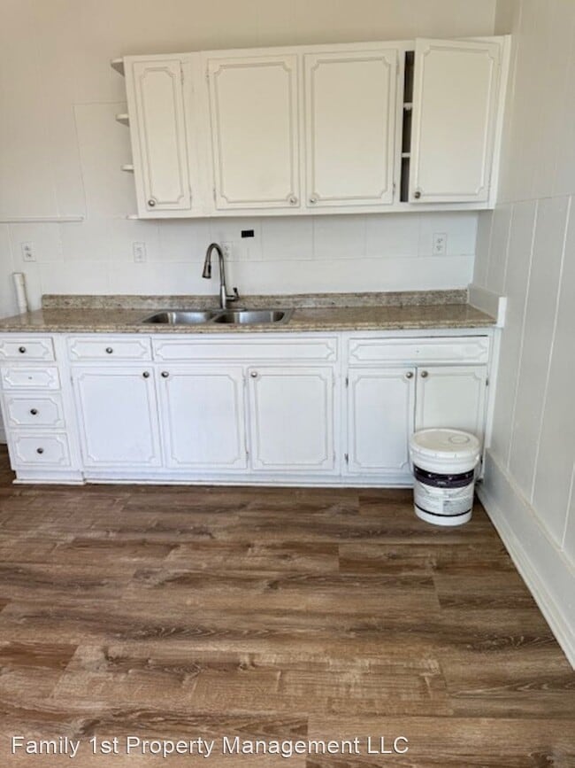 Building Photo - 3 br, 1.5 bath House - 400 South Vine Stre...