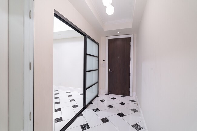 Building Photo - 10 Bellair St