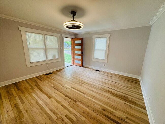 Foto del edificio - Adorable home minutes from everything