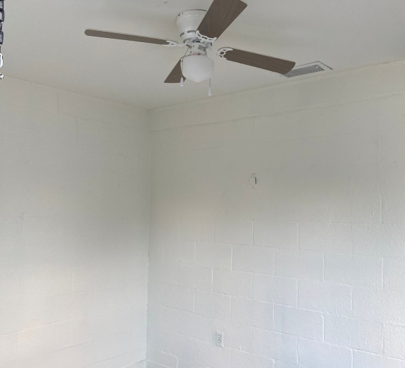 Building Photo - 904 E Lucas Ave