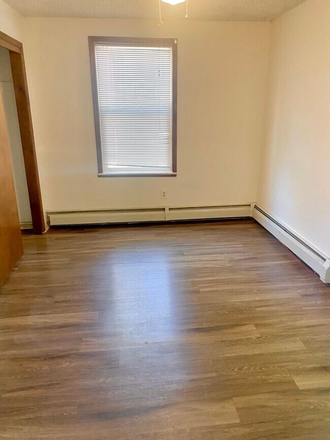Building Photo - Charming 2 Bedroom, Next to Everything Gol...