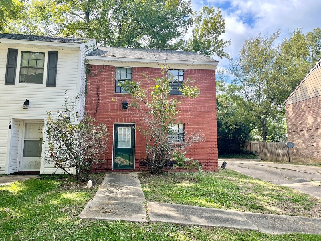 Foto principal - 2 Bed 1 Bath Townhome Available in NE Jack...