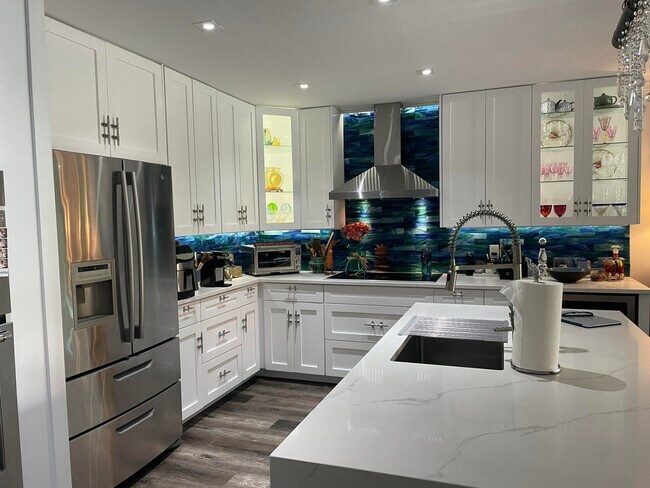 Building Photo - 2300 Treasure Isle Dr