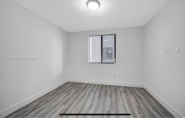 Building Photo - 859 E 24th St