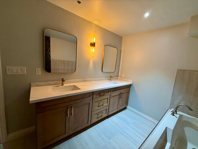 Baño principal con lavabos dobles, bañera grande, ducha de lluvia y de hidromasaje. - 6221 Monterey Rd