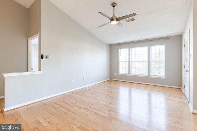 Building Photo - Gorgeous 2bd 2bth Penthouse Condo Completely Updated & Ready To Move In!