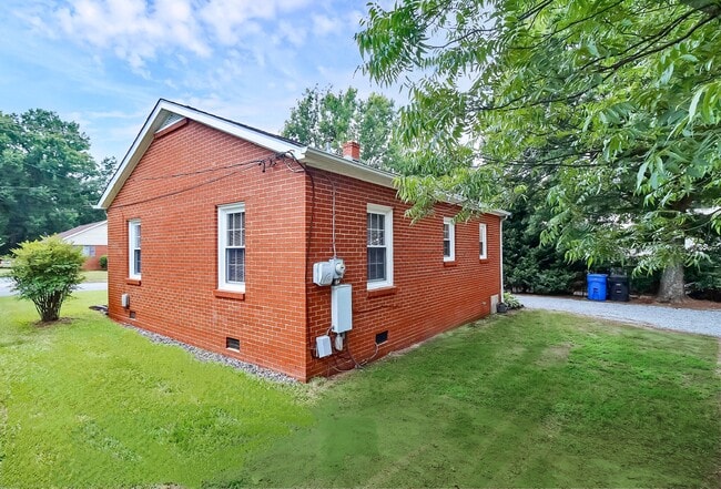 Building Photo - 616 E Iredell Ave