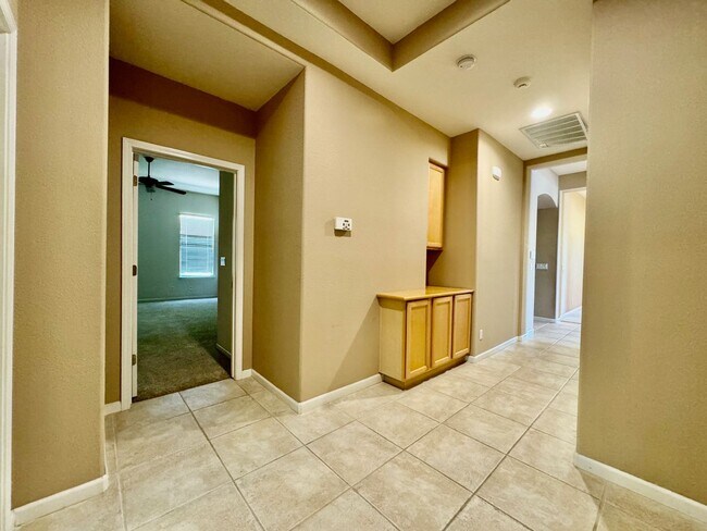 Foto del edificio - Stunning 3-Bedroom Home in Desirable Blue ...
