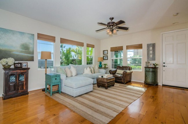Building Photo - Charming Townhome with Panoramic Views