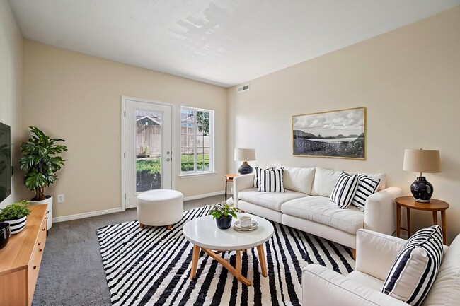 Living Room - Sterling Pointe Apartments