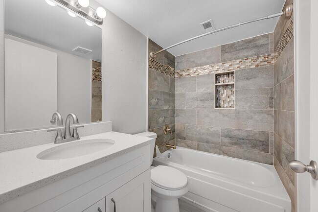 Building Photo - $2,200.00 - 3 Bed,1.5 Bath, Single Family ...