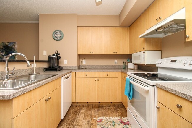 Building Photo - The Sanctuary at Imperial River | Elegant 2BR/2BA Condo | Seasonal Rental Opportunity