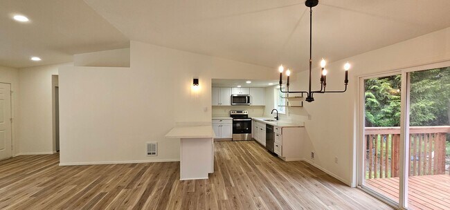 Building Photo - Spacious Rambler