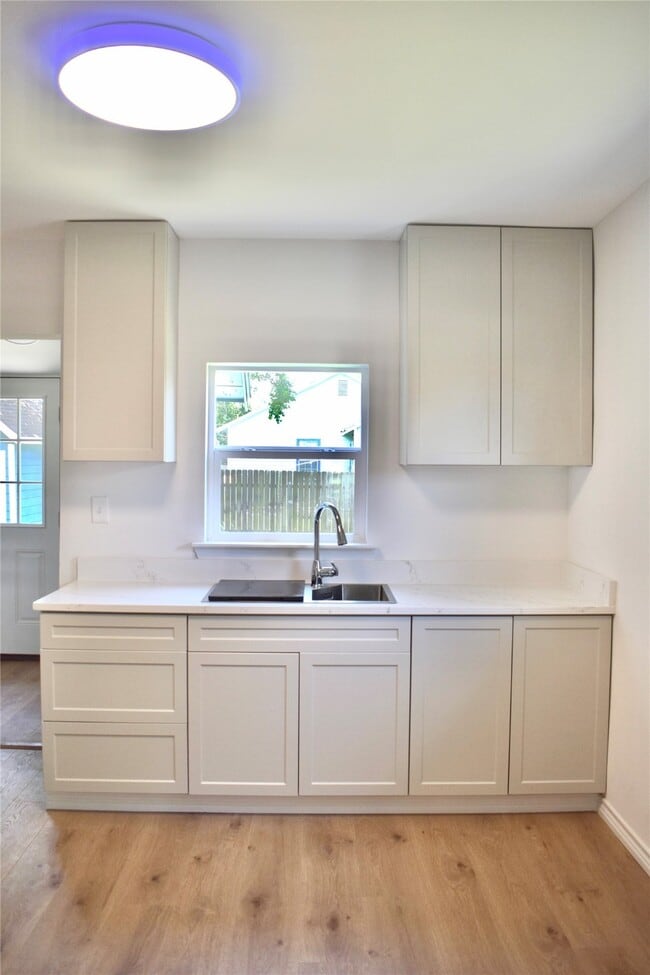 Building Photo - 305 Stimpson St
