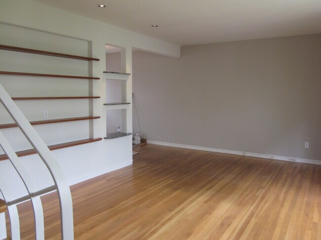 Foto del edificio - 2413 Russell St