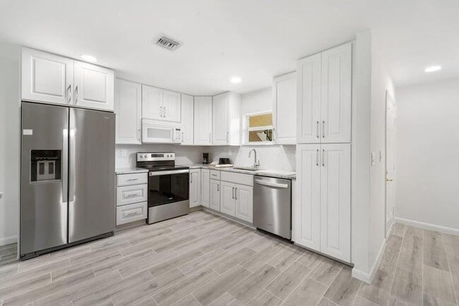 Building Photo - 717 S US Hwy 1