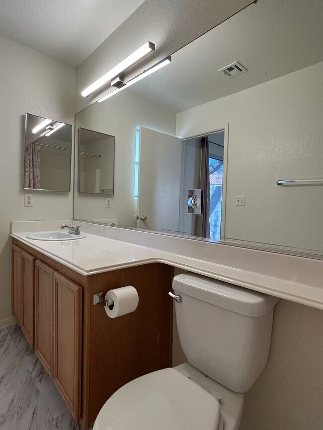 Foto del edificio - 8616 Hidden Pines Ave