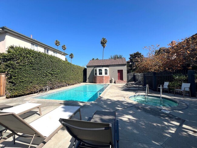 Foto del edificio - 3 Bed/2.5 Bath Townhome In Eastside Costa Mesa!