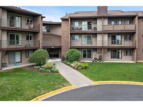 Building Photo - 3440 Golfview Dr