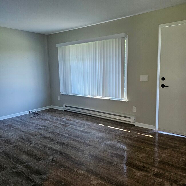 Building Photo - 2935 Spring Hill Dr