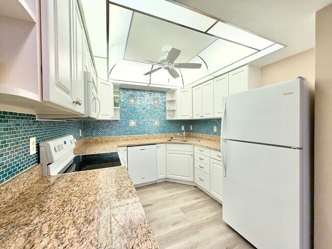 Foto del edificio - ** VANDERBILT BEACH ** 3 BED / 2 BATH CONDO - WEST OF 41 - NORTH NAPLES - ANNUAL RENTAL