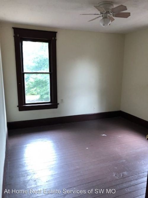 Building Photo - 4 br, 1.5 bath House - 930 E Delmar