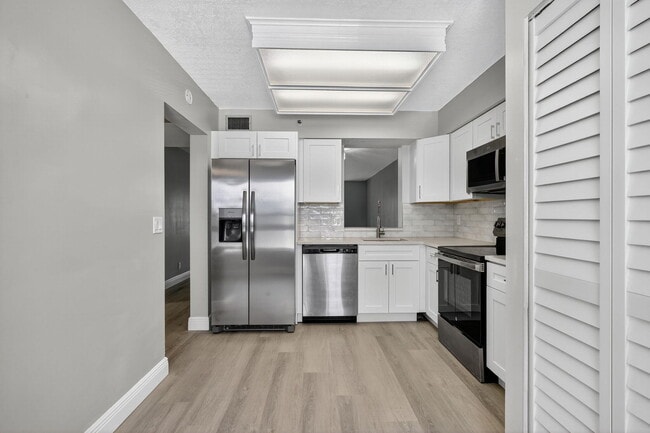 Building Photo - 14527 Bonaire Blvd