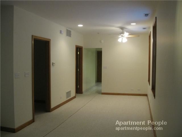 Building Photo - 2915 N Southport Ave