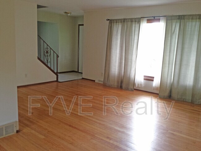 Foto del edificio - 6634 Forest Glen Ave