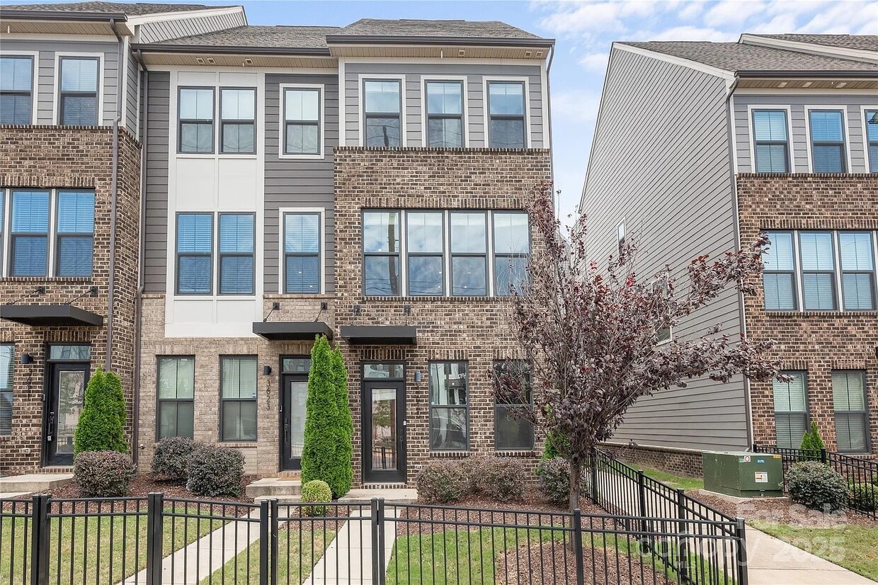 Foto principal - 3625 S Tryon St