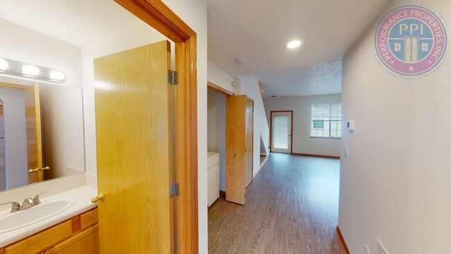 Building Photo - Beautiful Village Townhome!! Double Garage- Great Sunnyside Location!! Pet Friendly Princeton Vil...