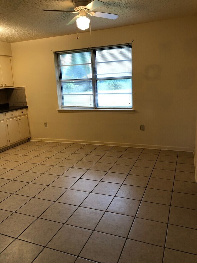 Building Photo - House: South Hills *AVAILABLE AFTER OCTOBE...