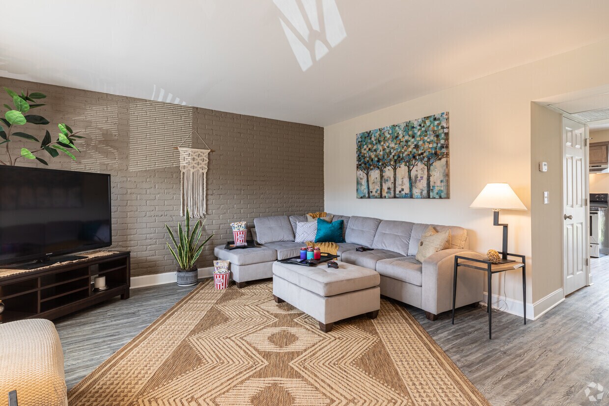 Saratoga Place Apartments & Townhomes 3400 Queensway Dr Erlanger, KY