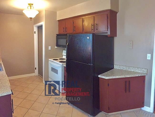 Building Photo - 3 bedroom 2 bath home - Dogs negotiable